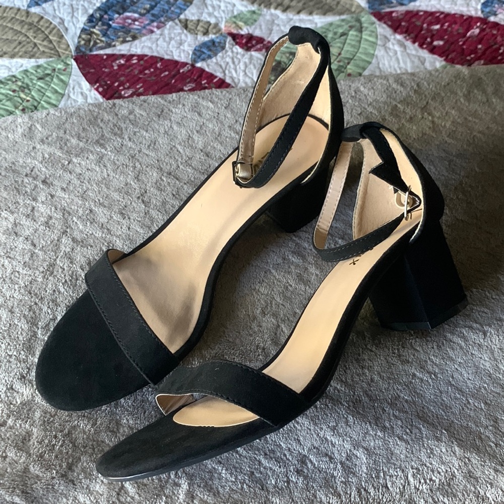 NWOT El Elax Suede strap kitten heel Black Womens 8.5